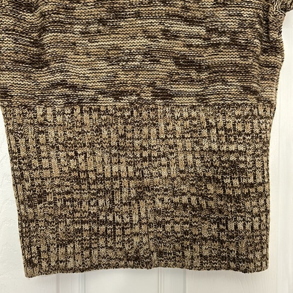 Short sleeve knitted L sweater
96% acrylic 4% other fibers - Picture 2 of 5